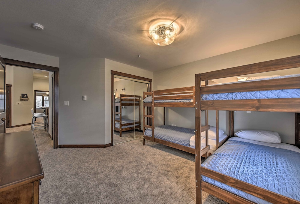 Slopeside Solitude Condo Walk to Ski Lifts — 4-Star Luxury Hotel in Mount Carmel, United States