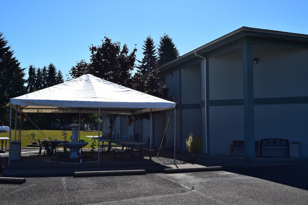 The Dew Drop Inn Motel - photo 57