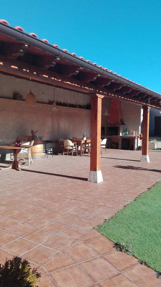 Family house in Peral de Arlanza with fenced garden — 4-Star Luxury Hotel in Peral De Arlanza, Spain
