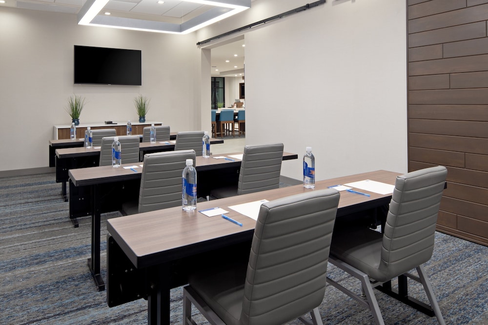 Holiday Inn Express & Suites Valencia Santa Clarita by IHG - photo 42