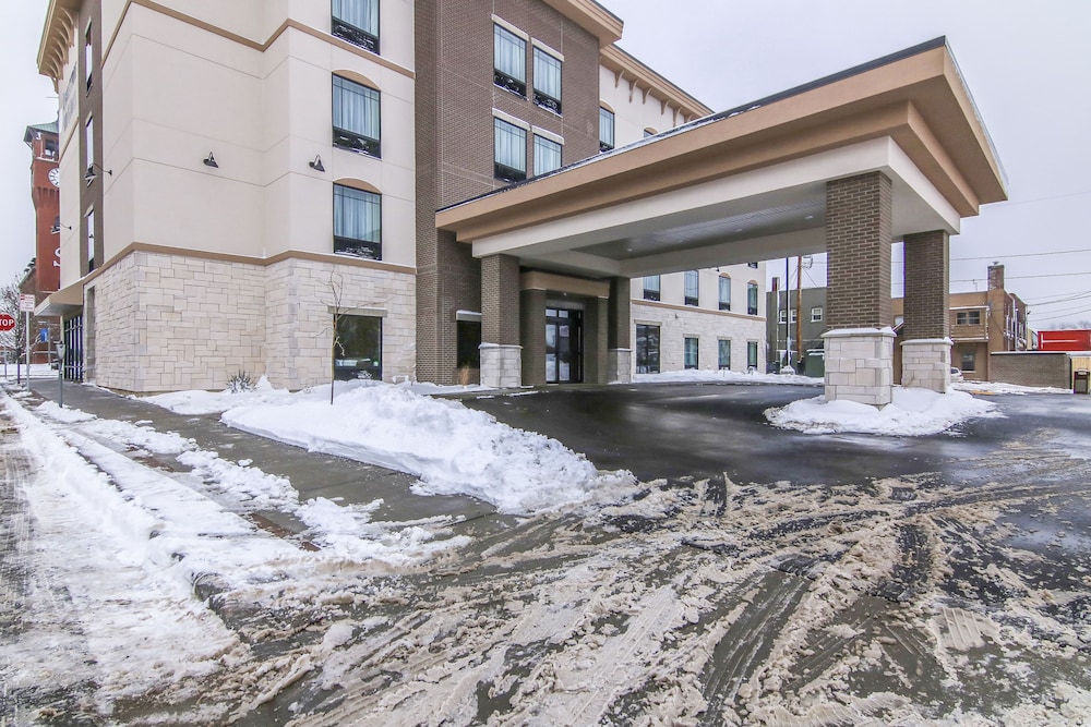Cobblestone Inn & Suites at UW Stout Downtown Menomonie - photo 41