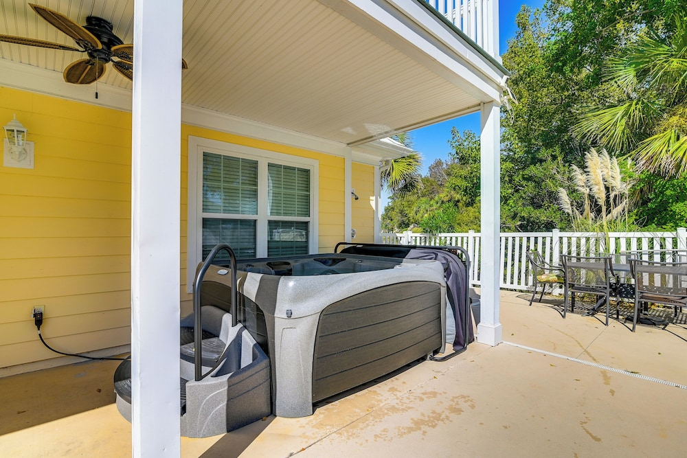 1 Mi to Beach and Hot Tub Murrells Inlet Retreat in Myrtle Beach, United States