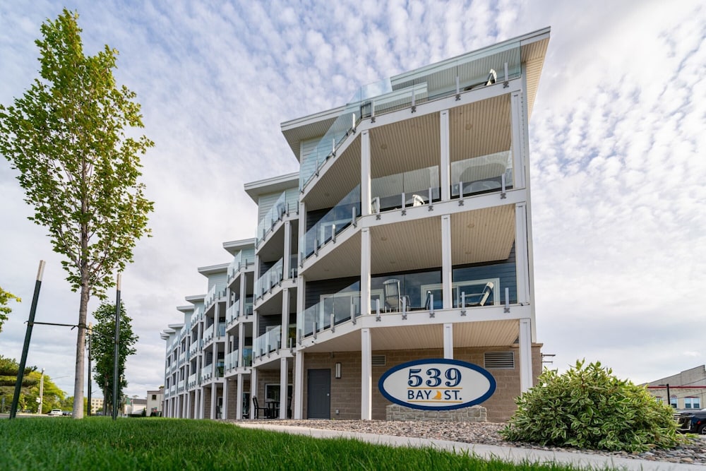 Kasa 539 Bay Street Traverse City - photo 2
