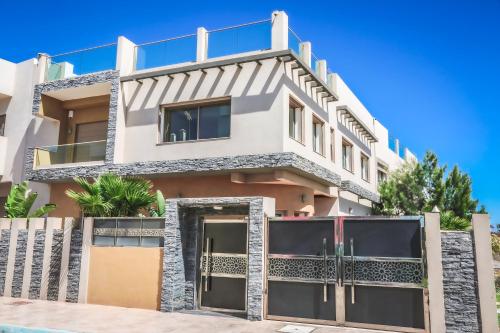 Villa moderne à 5 min de la plage avec jardin et 3 salons — 4-Star Luxury Hotel in Essaouira, Morocco