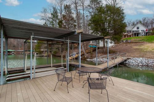 Lakeside Retreat Private Lake Access — 4-Star Luxury Hotel in Knoxville, United States