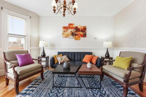 Charming New England style apartment 6 miles to downtown Boston 4 miles to Logan airport — 4-Star Luxury Hotel in Revere, United States