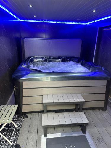 Hot tub hideaway in Manchester, United Kingdom