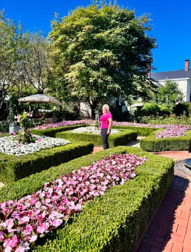 Across The Inn historic luxury Colonial 3BR House with Fast Wi Fi — 4-Star Luxury Hotel in Washington, United States