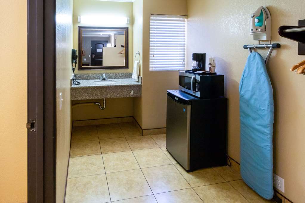 Econo Lodge Inn & Suites Fallbrook Downtown - photo 26