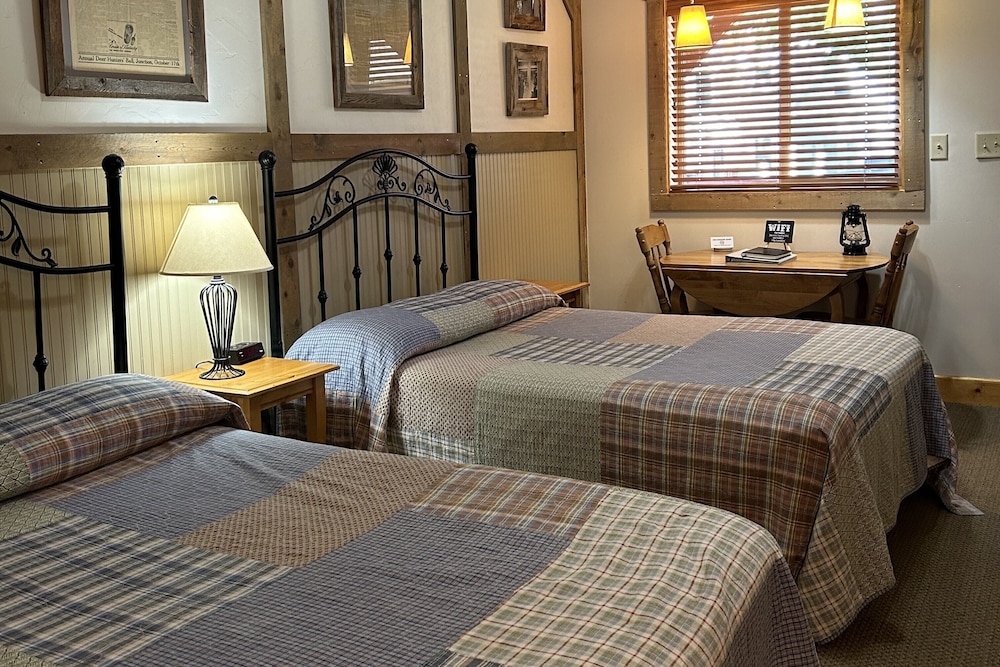Moore's Old Pine Inn - photo 10