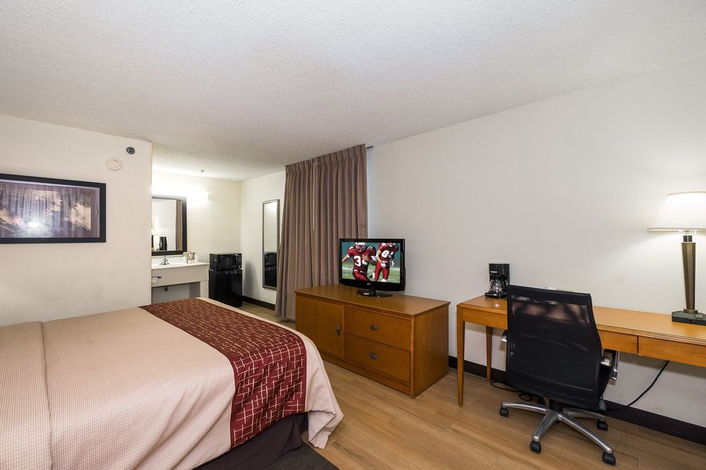 Cedar Rapids Inn - photo 37
