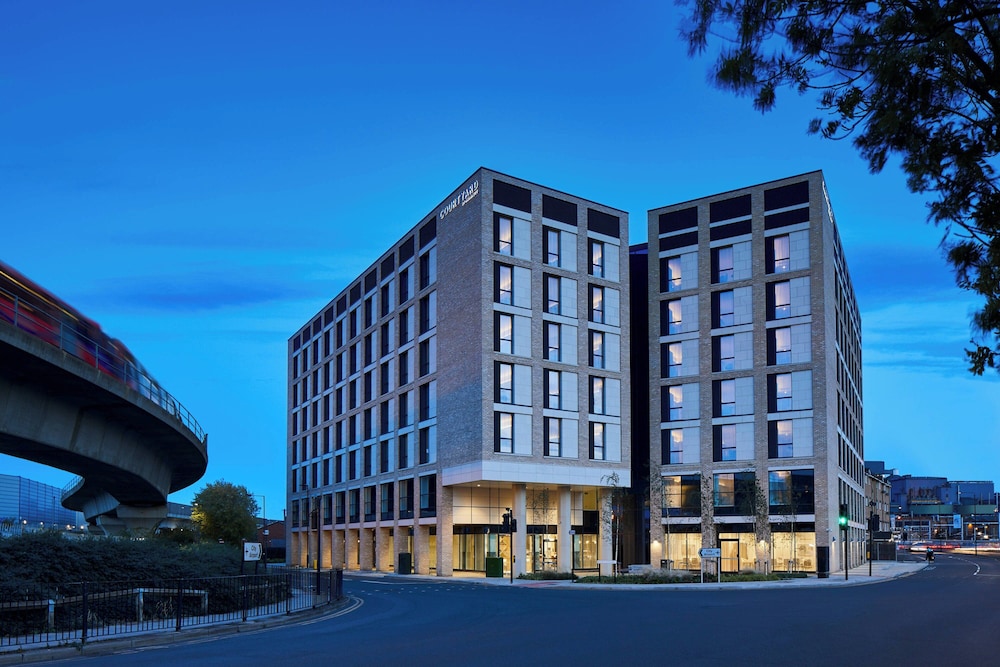 Courtyard by Marriott London City Airport — 4-Star Luxury Hotel in London, United Kingdom