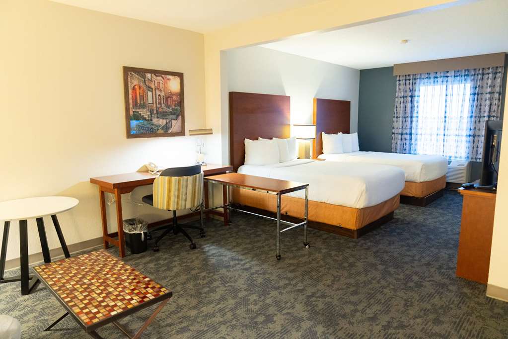 La Quinta Inn & Suites by Wyndham Bannockburn Deerfield - photo 27