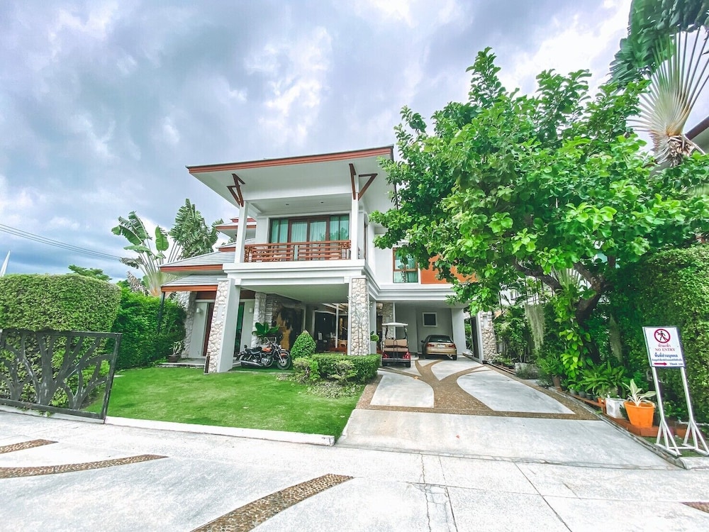 Royal Sammuk villas — 4-Star Luxury Hotel in Chon Buri, Thailand