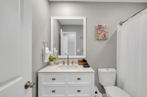 Magnolia Family Friendly Comforts TVs Grill & Just Steps to the Beach — 4-Star Luxury Hotel in Fort Walton Beach, United States