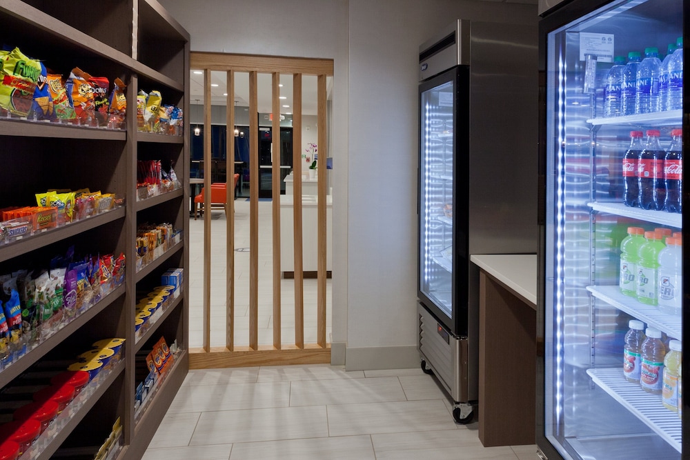 Holiday Inn Express & Suites Fayetteville by IHG - photo 19