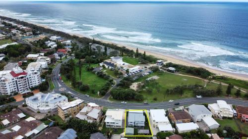 Stunning Beachfront Dream Home ZA3 — 4-Star Luxury Hotel in Buddina, Australia