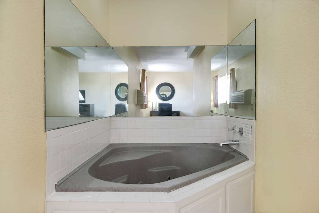 Super 8 by Wyndham Kansas City - photo 12