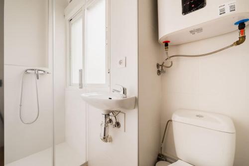 Apartamento cerca del centro y de la estación Santa Justa a pie 1 plaza de Parking gratis — 4-Star Luxury Hotel in Sevilla, Spain