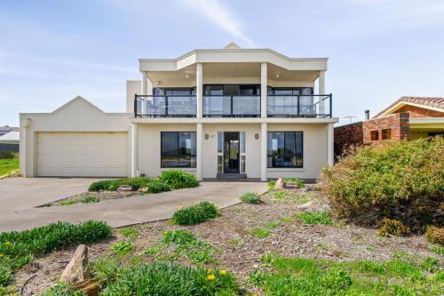 Mareblue Villa Aldinga Beach C21 SouthCoast Holidays — 4-Star Luxury Hotel in Aldinga Beach, Australia
