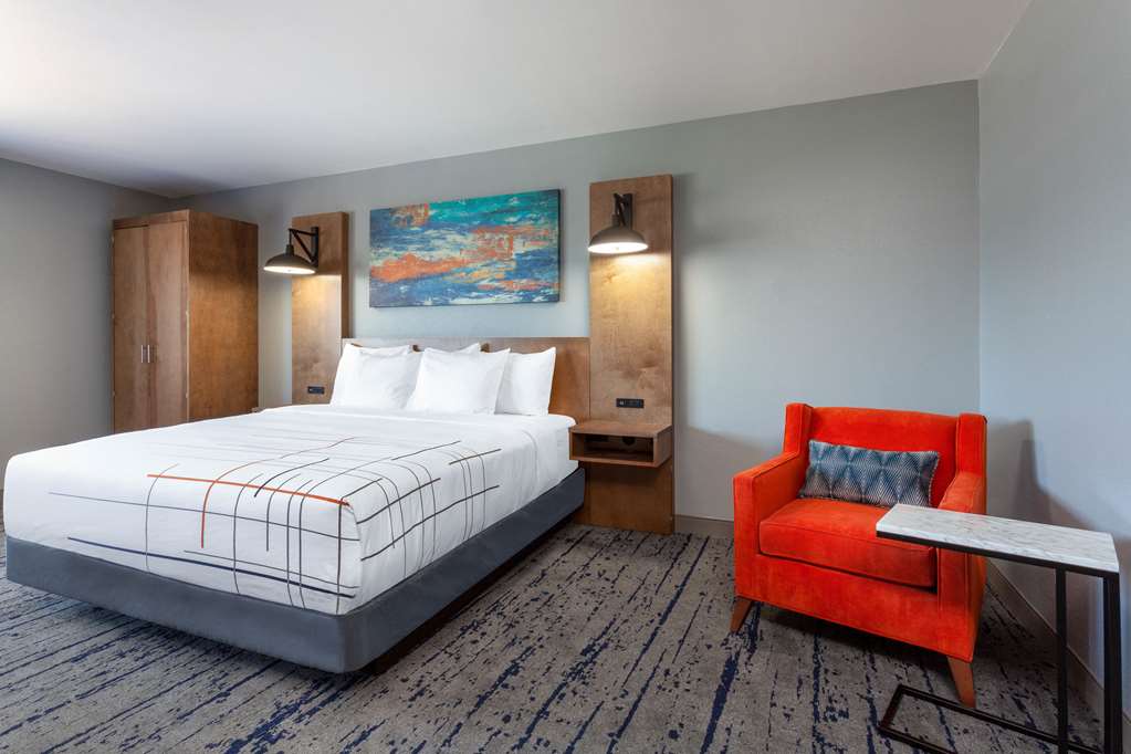 La Quinta Inn & Suites by Wyndham Ft. Myers Sanibel Gateway - photo 31