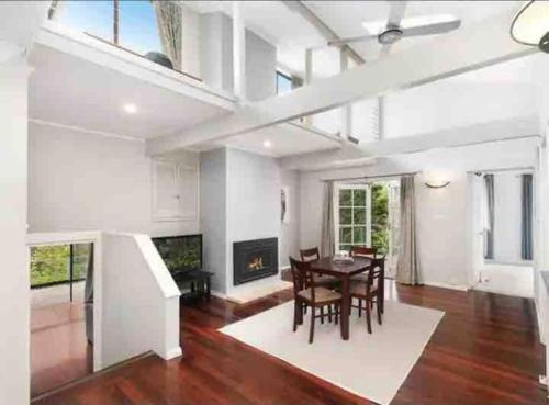 Blue Mountains charm with Spa in Wentworth Falls, Australia