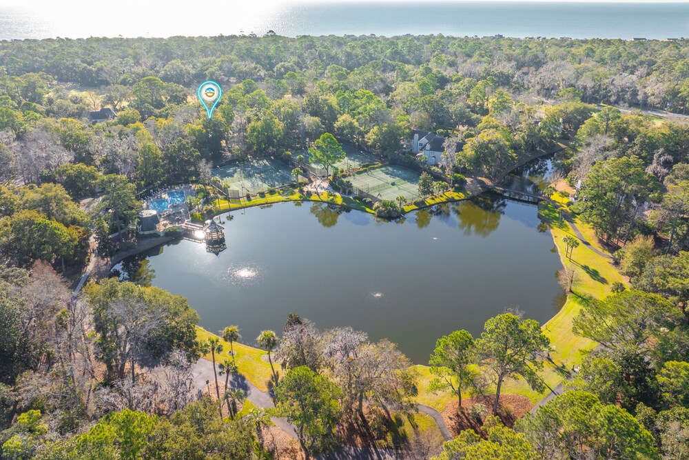 Evian Villa Retreat Incredible Shipyard Condo — 4-Star Luxury Hotel in Hilton Head Island, United States