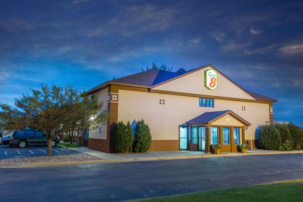 Super 8 by Wyndham Fairmont - photo 3