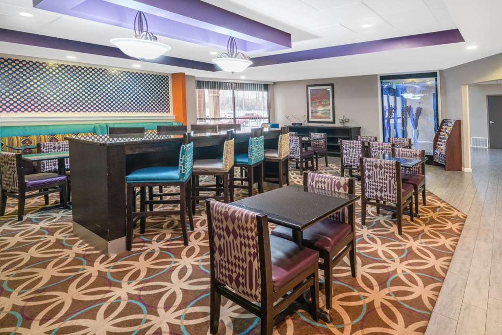 La Quinta Inn & Suites by Wyndham Memphis Airport Graceland - photo 48