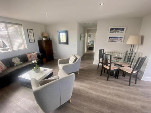 2 Bedroom cottage sleeps 4 with Hot tub & shared Pool use — 4-Star Luxury Hotel in Sennen, United Kingdom