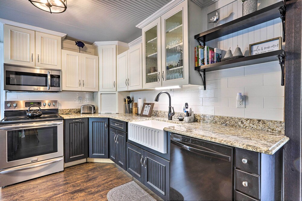 Waterfront Gem on Lake Sinclair with Boat Dock — 4-Star Luxury Hotel in Eatonton, United States