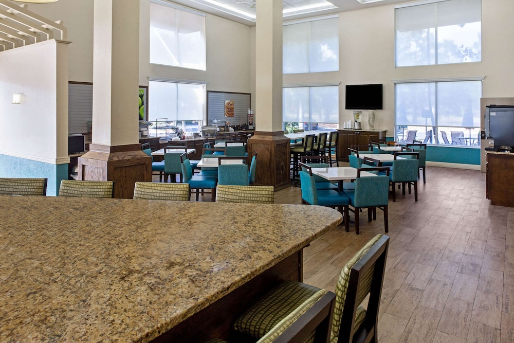 La Quinta Inn & Suites by Wyndham Sarasota I75 - photo 28