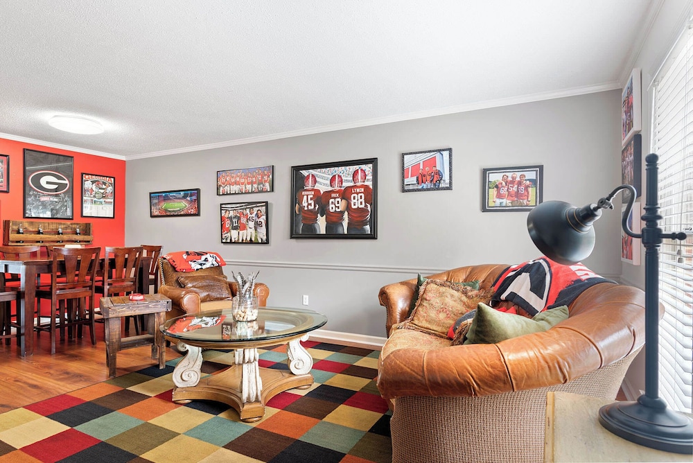 Five Points Dawg Crib On Campus — 4-Star Luxury Hotel in Athens, United States
