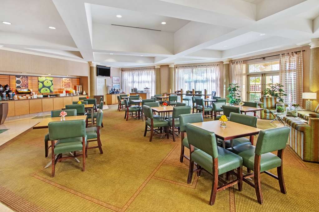 La Quinta Inn & Suites by Wyndham Albuquerque West - photo 26