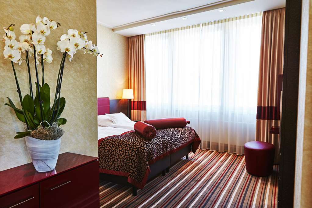 Steigenberger Graf Zeppelin, Stuttgart, Germany - Superior Suite bedrom