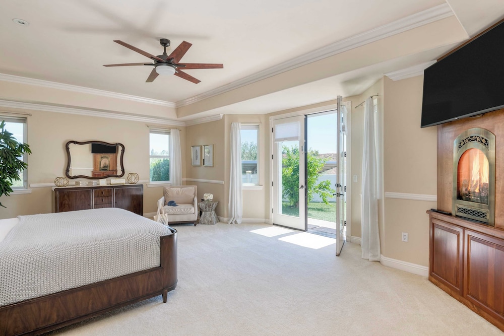 Grand Contento by AvantStay Extraordinary Estate w Pool Movie Room - photo 25