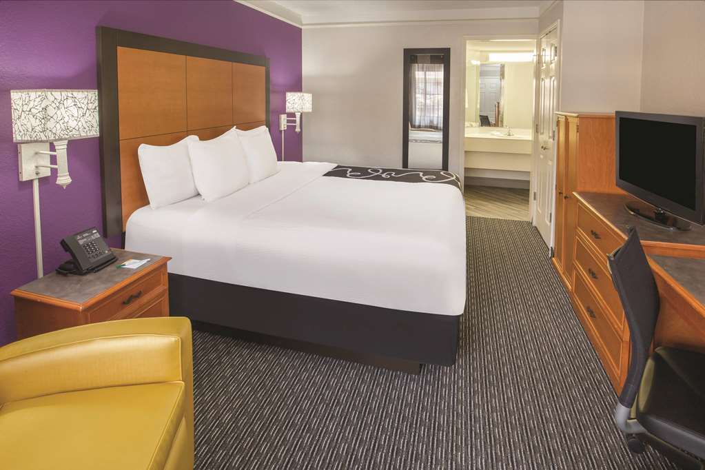 Howard Johnson by Wyndham Sacramento Downtown - photo 24