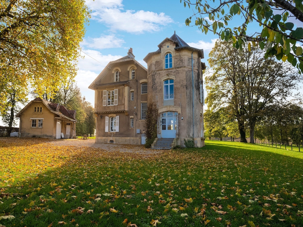 Holiday home adjoining a chateau. — 4-Star Luxury Hotel in Mouzon, France