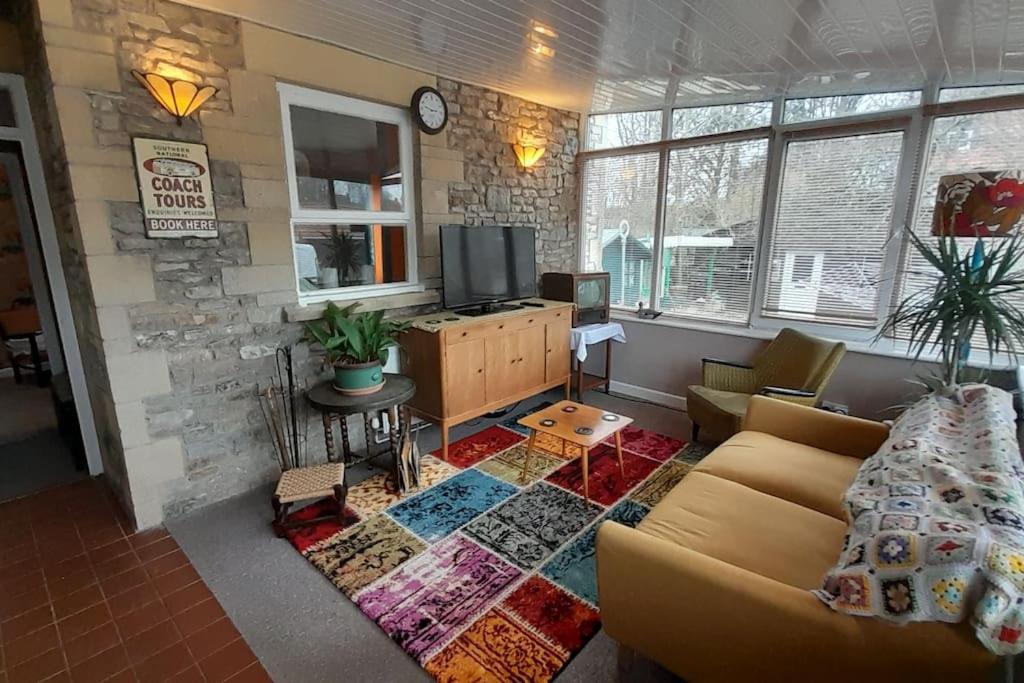 Quirky mid century themed holiday home — 4-Star Luxury Hotel in Shepton Mallet, United Kingdom