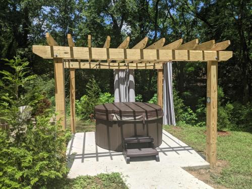 Lookout Tiny Cabin 5 Min To Downtown Chattanooga — 4-Star Luxury Hotel in Chattanooga, United States
