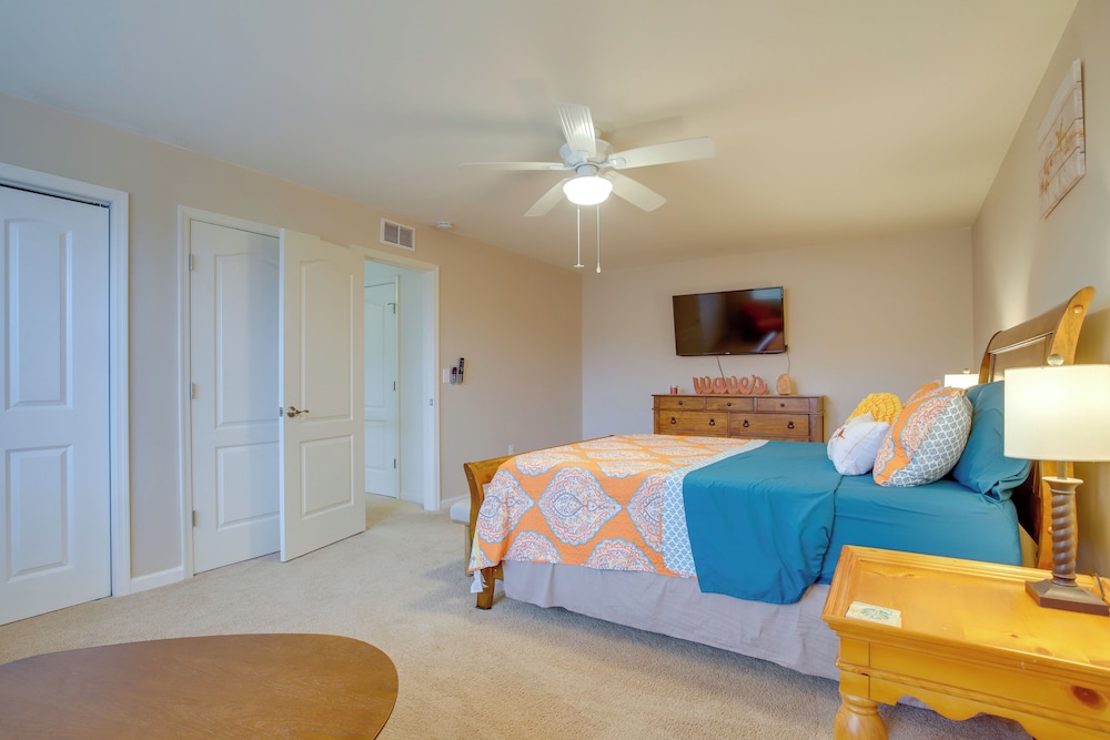 Shuttle to Beach: Millville Townhome w Porch — 4-Star Luxury Hotel in Millville, United States