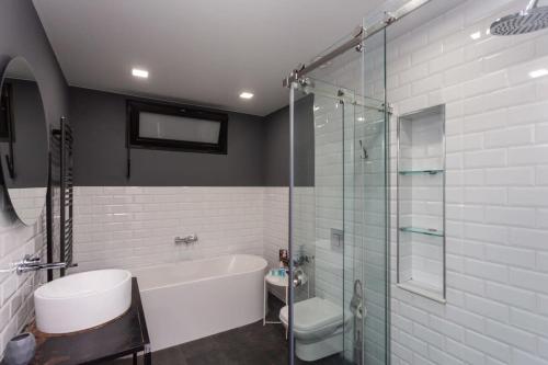 Super Cozy Stylish Apartment For 4 In Tbilisi