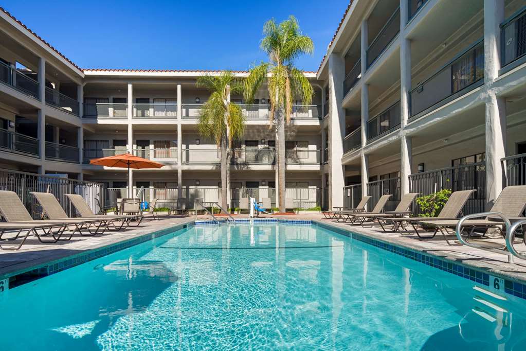 La Quinta Inn & Suites by Wyndham Orange County Airport - photo 10