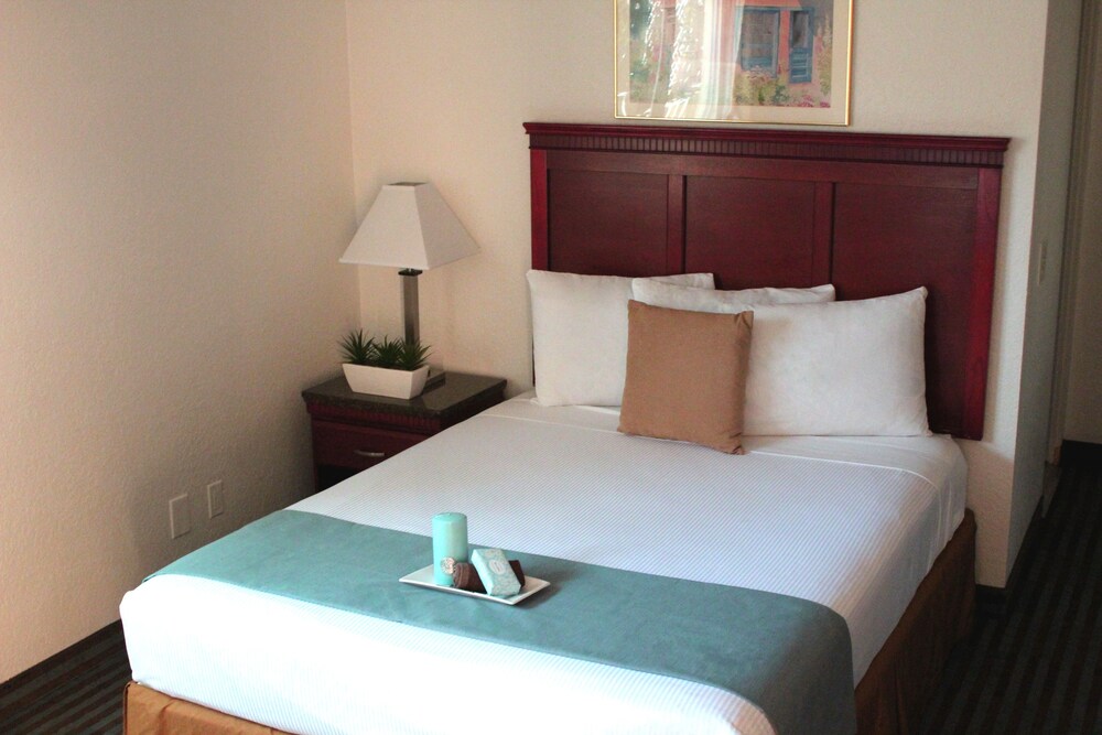 Pacific Inn and Suites - photo 11