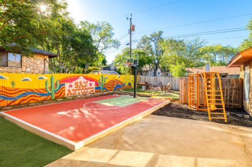 Sleeps 18 Basketball Court Pool Playground Games in San Antonio, United States