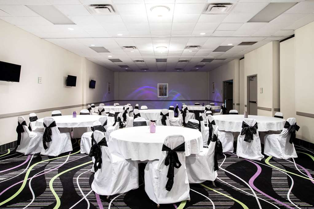 La Quinta Inn by Wyndham Davenport & Conference Center - photo 38