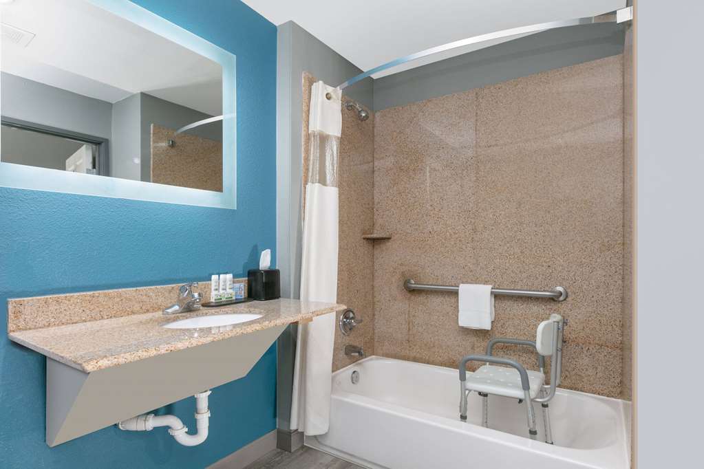 La Quinta Inn & Suites by Wyndham Decatur - photo 21