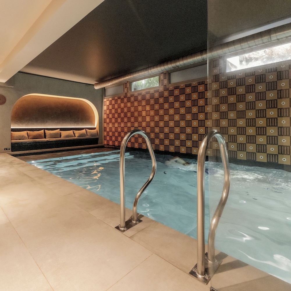 Hôtel Pilgrim — 4-Star Luxury Hotel in Paris, France