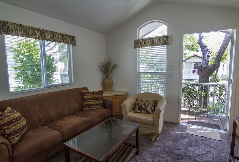 Arden Acres Executive Suites and Cottages - photo 25