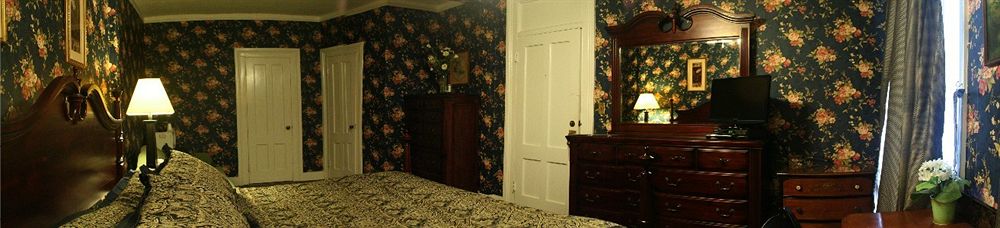 Yankee Pedlar Inn - photo 12